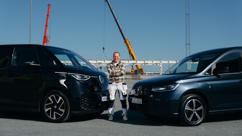 Målaren Mona Espig står mellan en ID. Buzz Cargo 4MOTION och Caddy Cargo eHybrid