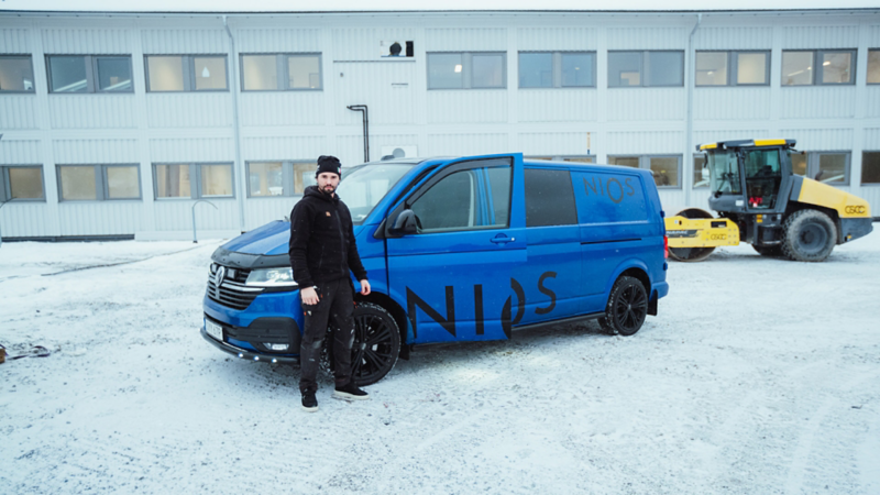 Oscar Björklund framför sin ravennablåa VW Transporter Twin Cabin