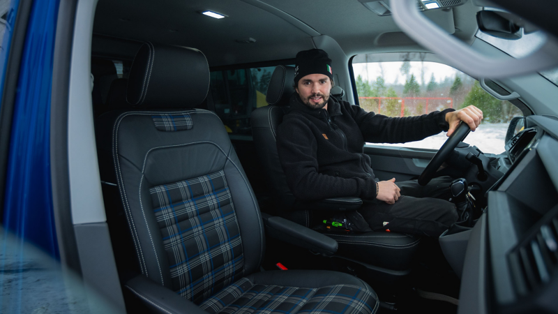 Oscar Björklund i sin specialinredda VW Transporter transportbil