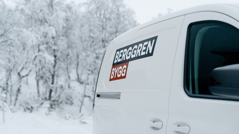 En vit VW Caddy Cargo med logo Berggren Bygg