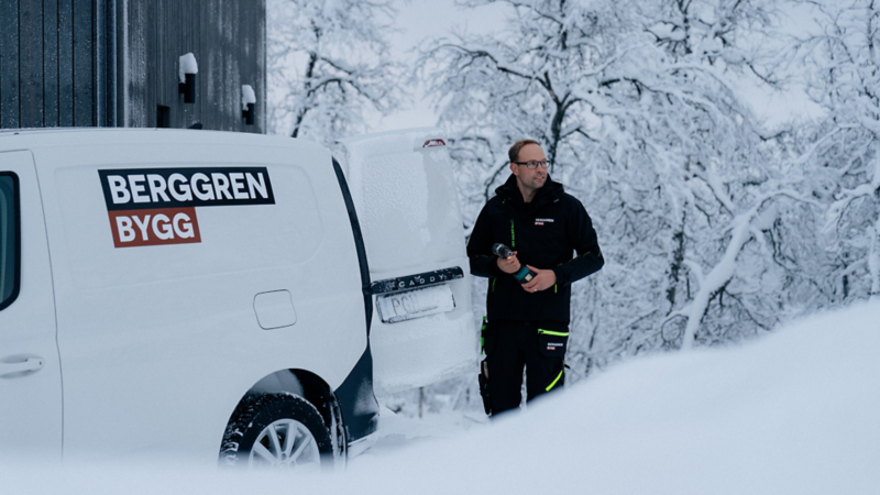 Jakob Berggren står bakom sin VW Caddy Cargo med logo Berggren Bygg på sidan