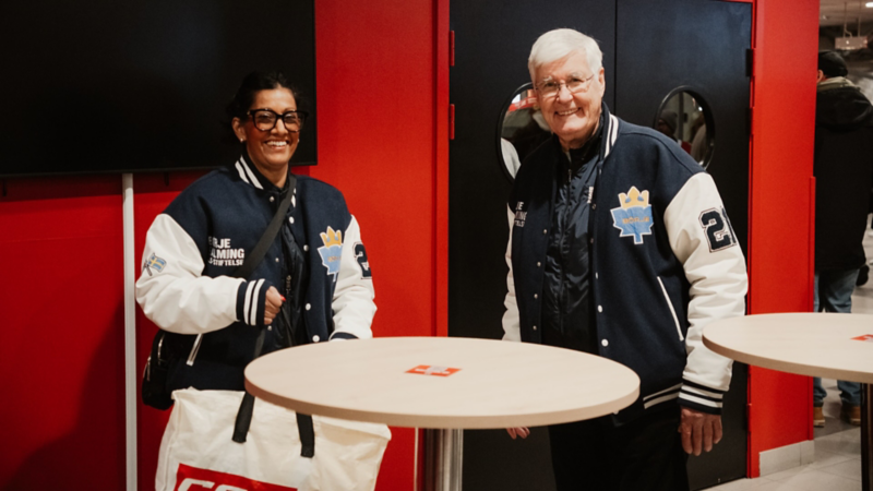 Från vänster: Karin Karlström, initiativtagare och grundare av stiftelsen, samt Stig Salming, bror till Börje Salming.