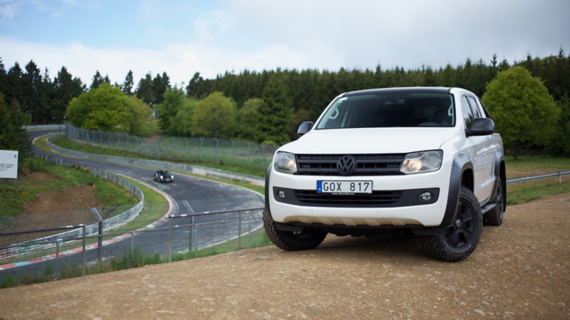 En vit VW Amarok generation 1 står vid Nürnburgring