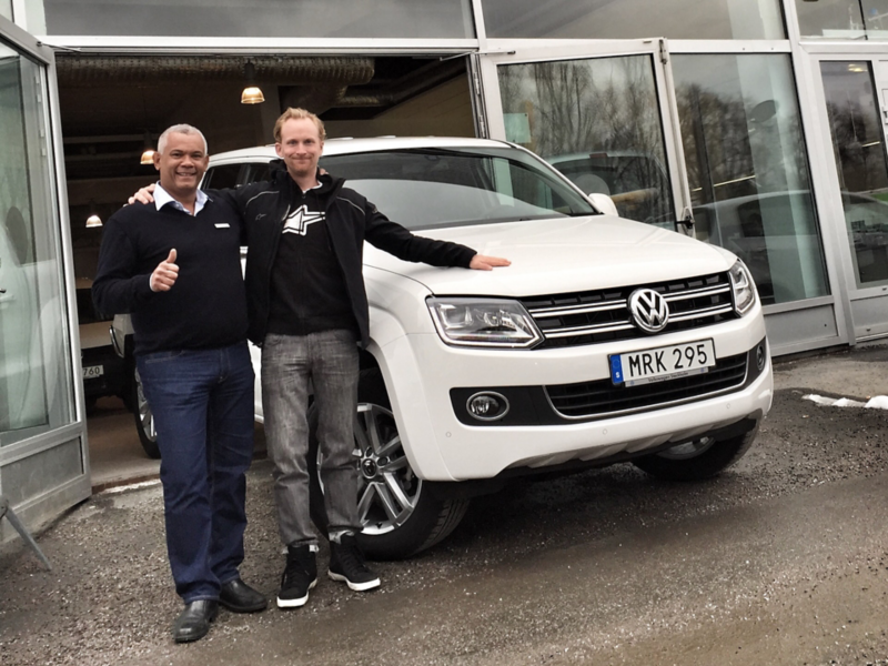 James Holm står med en bilförsäljare och har nyss hämtat ut sin VW Amarok generation 2