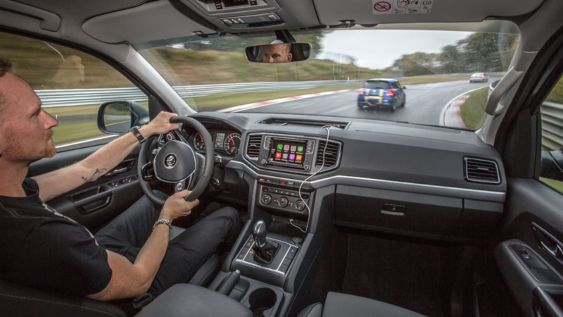 James Holm sitter i sin VW Amarok generation 3 och kör på Nürnburgring