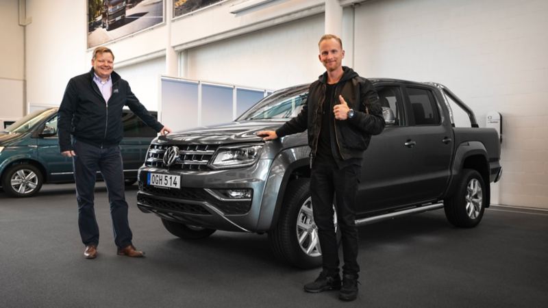 James Holm står bredvid sin VW Amarok generation 3