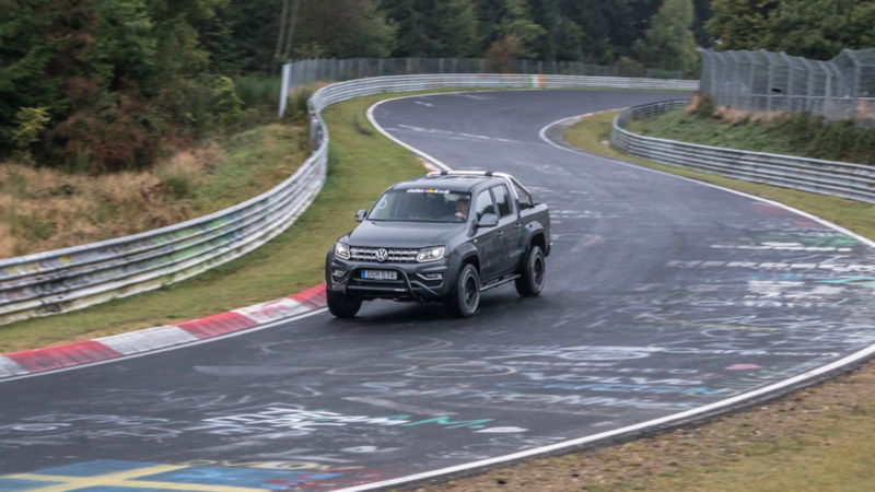 En grå VW Amarok pickup generation 3 kör på Nürnburgring