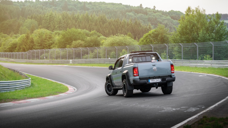 Baksidan av en VW Amarok generation 3 står parkerad på en racingbana
