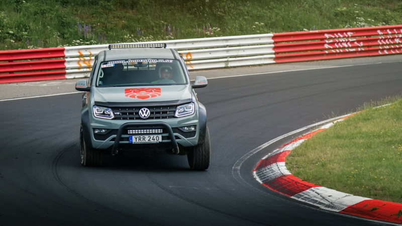 Baksidan av en VW Amarok generation 3 kör på en racingbana