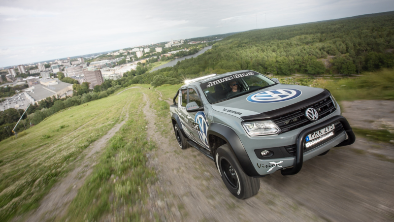 En grå VW Amarok pickup kör uppför en backe