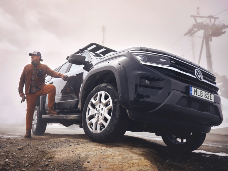 En man står bredvid sin VW Amarok PanAmericana pickup