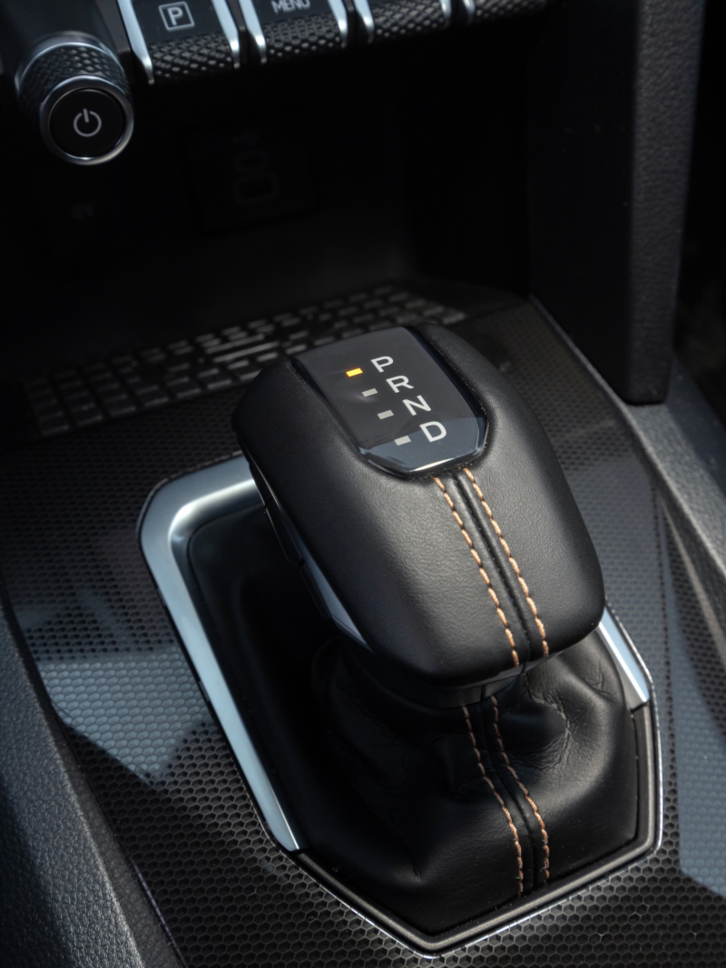 En närbild på växelspak och touchskärm i VW Amarok Aventura