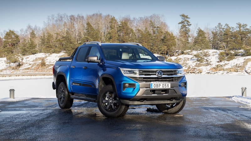 En svart VW Amarok Aventura står parkerad vid ett grustag
