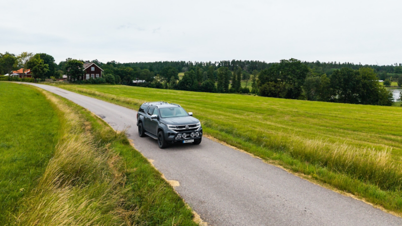En VW Amarok pickup kör på en landsväg