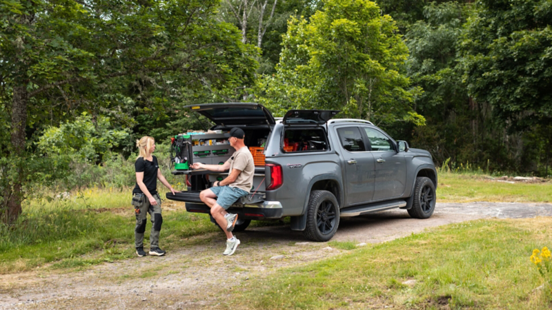 Elektrikern Anna Ström står vid sin pickup VW Amarok och intervjuas av Mattias Särnholm