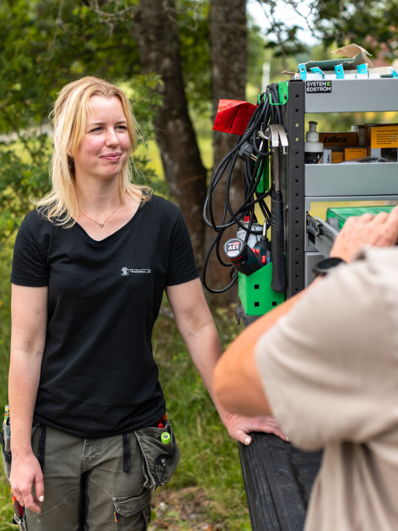 Elektrikern Anna Ström står vid sin VW Amarok