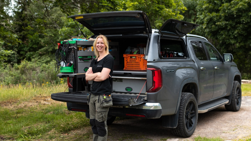 Elektrikern Anna Ström står vid sin pickup VW Amarok