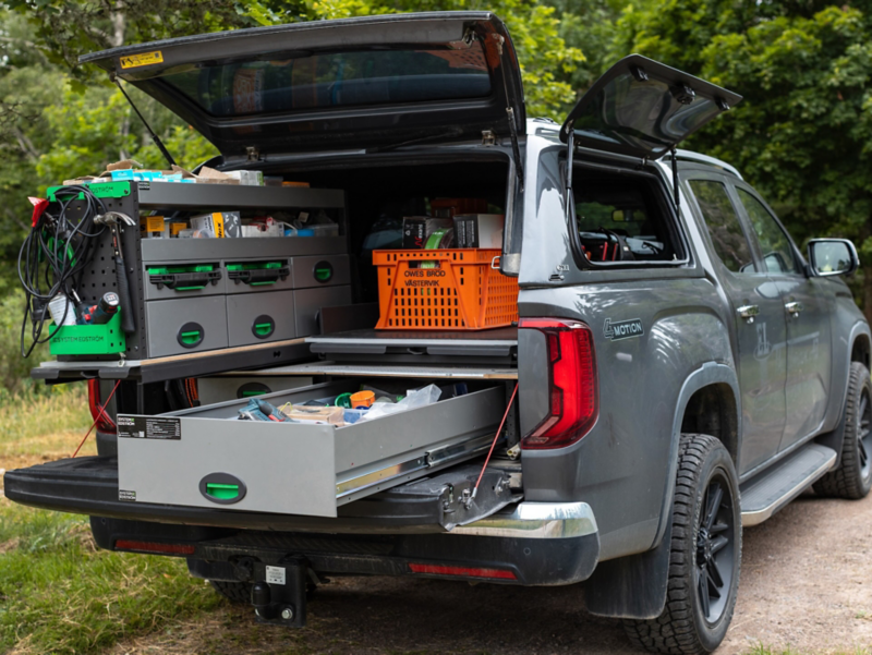 En grå pickup av märket VW Amarok med inredning från System Edströms