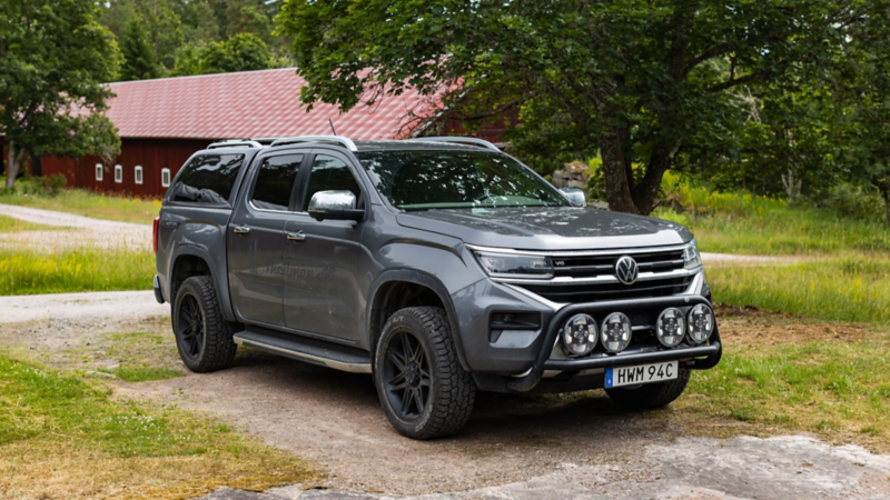 En grå pickup av märket VW Amarok