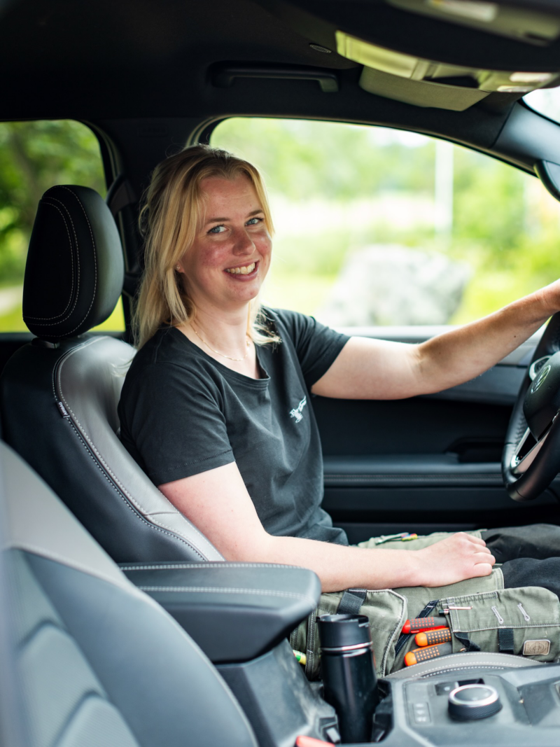 Elektrikern Anna Ström sitter i sin VW Amarok
