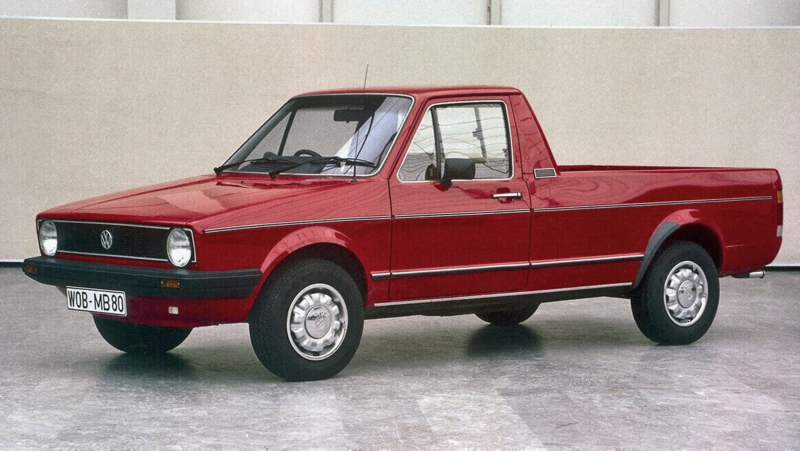 En röd VW Rabbit med flak
