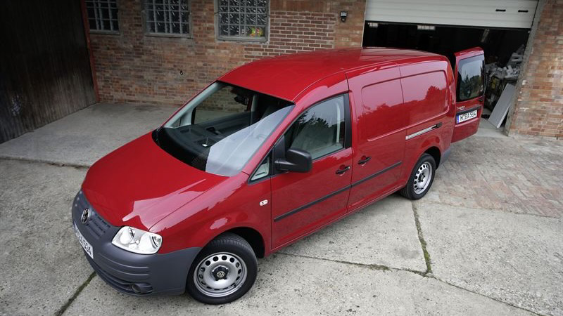 En röd VW Caddy generation 3