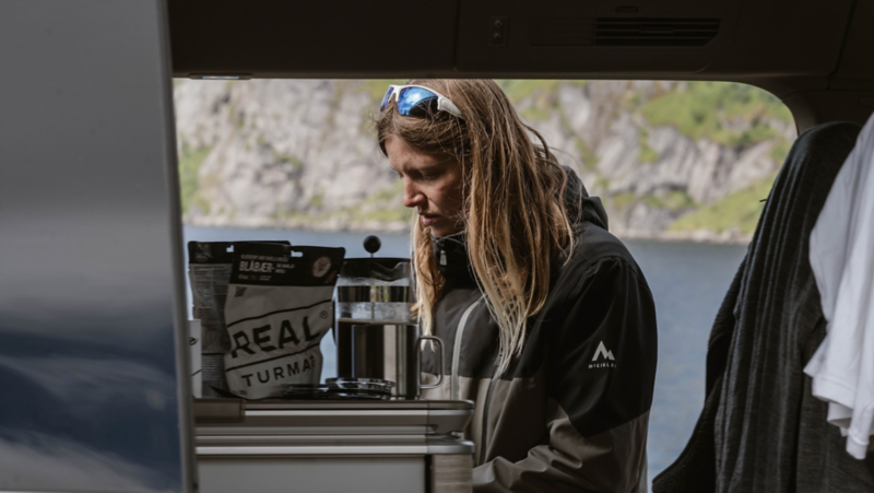 Astrid förbereder kaffe i sin VW California campingbil