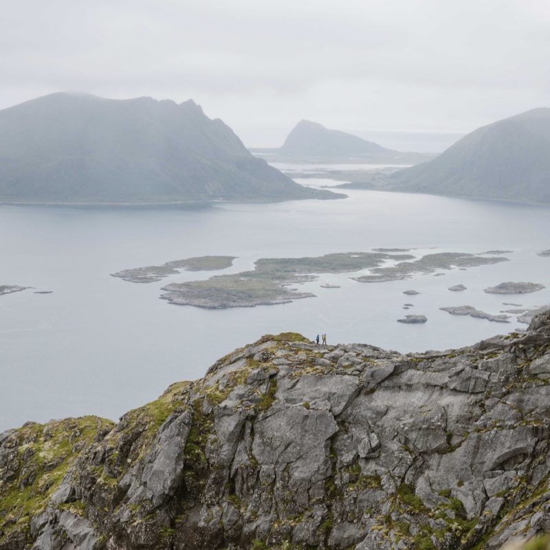 Vacker utsikt över hav och berg på Lofoten i Norge