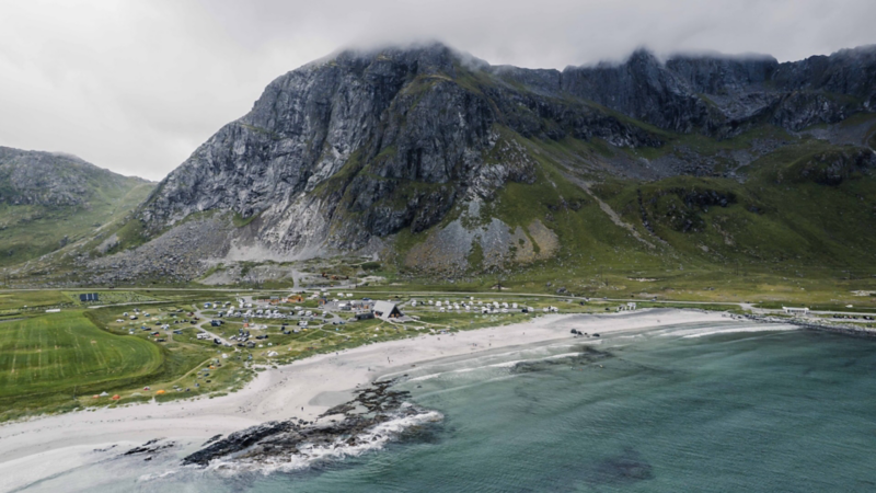 Drönarbild över Lofoten Beach Camp