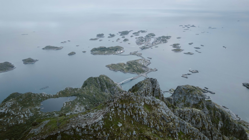 Drönarbild över Lofotens dramatiska skärgård