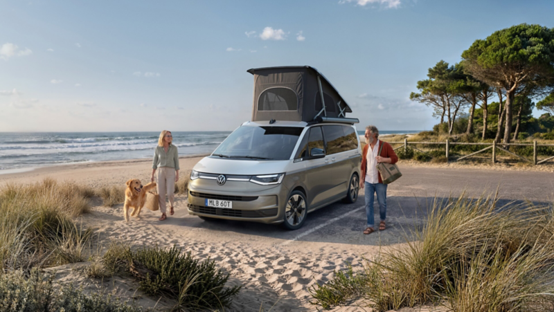 En ny California campingbil sstår parkerad vid stranden