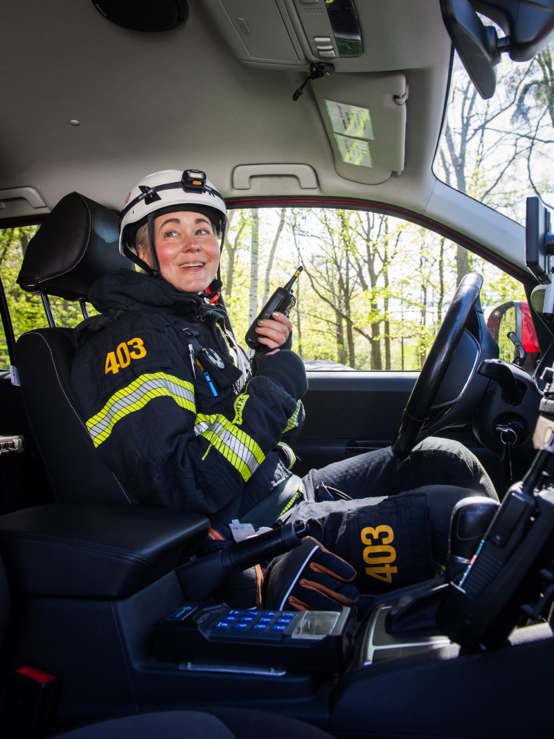 Brandmannen Elna sitter i sin VW Amarok