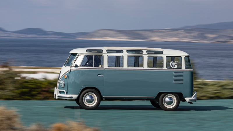 En vitblå VW T1 Samba i rörelse
