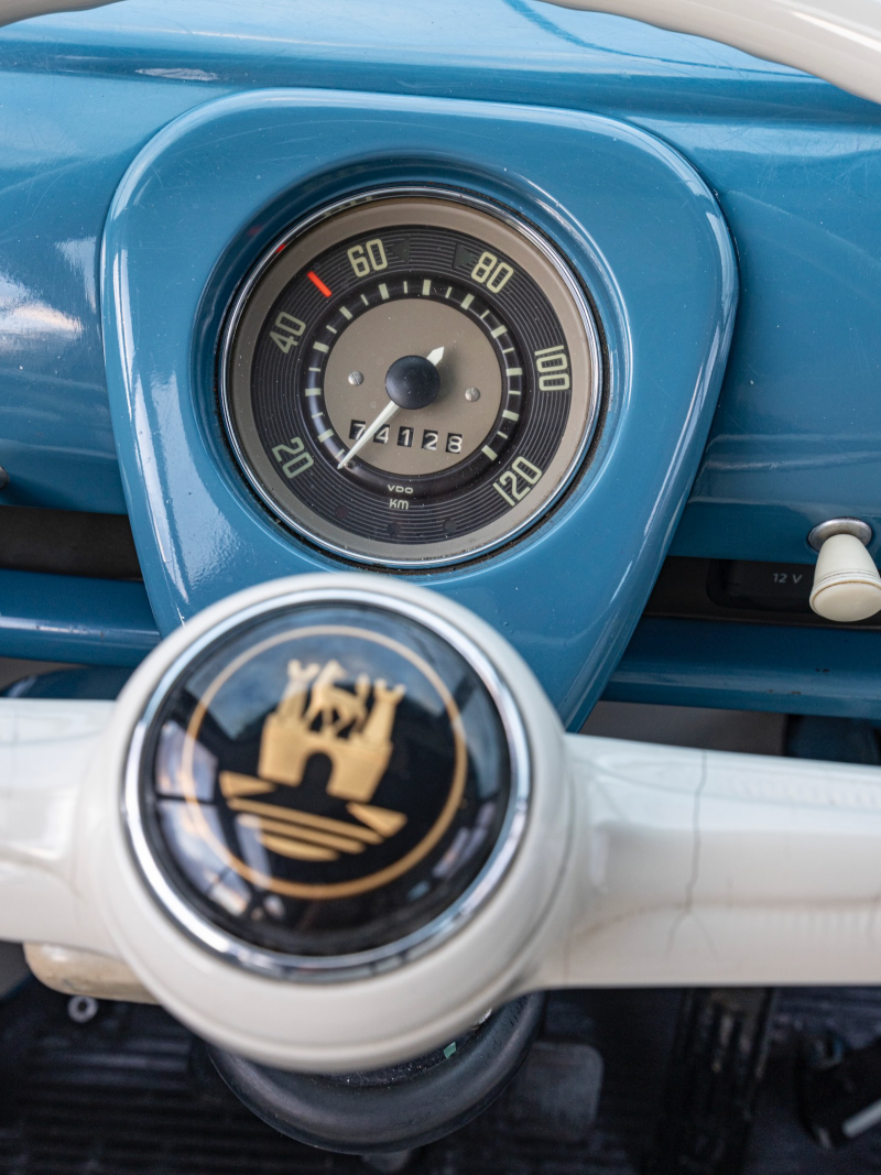 Närbild på hastighetsmätaren i en VW T1 Samba