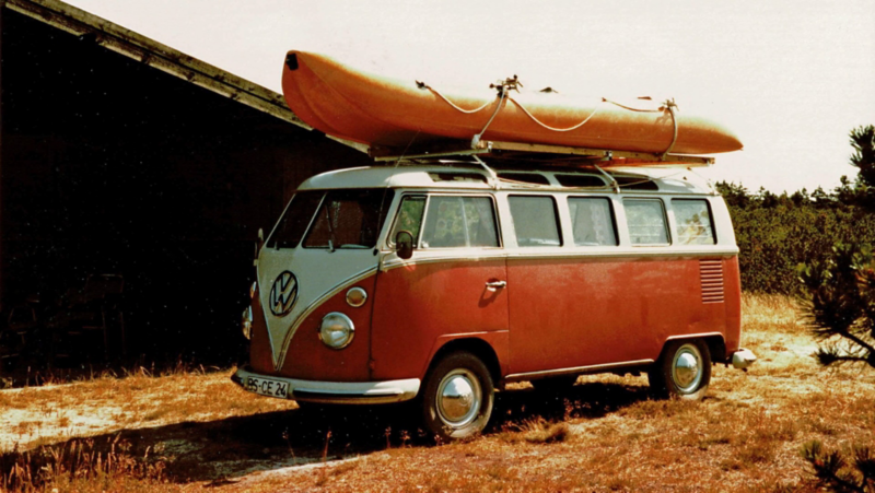 En VW T1 Samba folkabuss med en kanot på taket