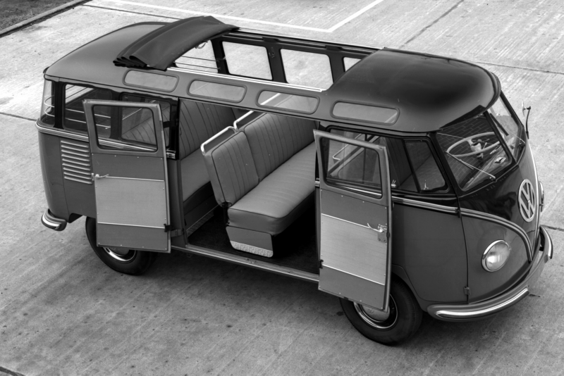 En svartvit bild på en VW T1 Samba