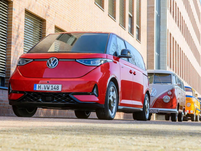 ID. Buzz GTX med gamla folkabussar bakom sig