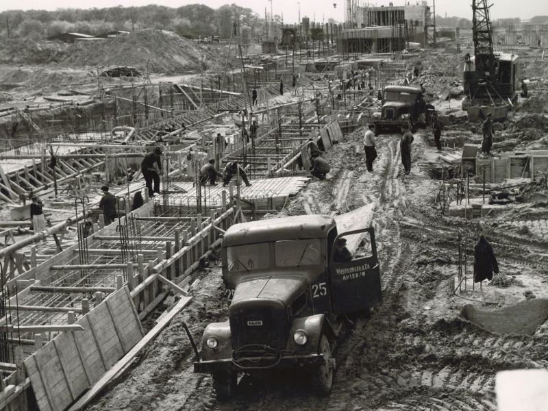 Gammal bild från 1956 när VW-fabriken i Hannover byggdes