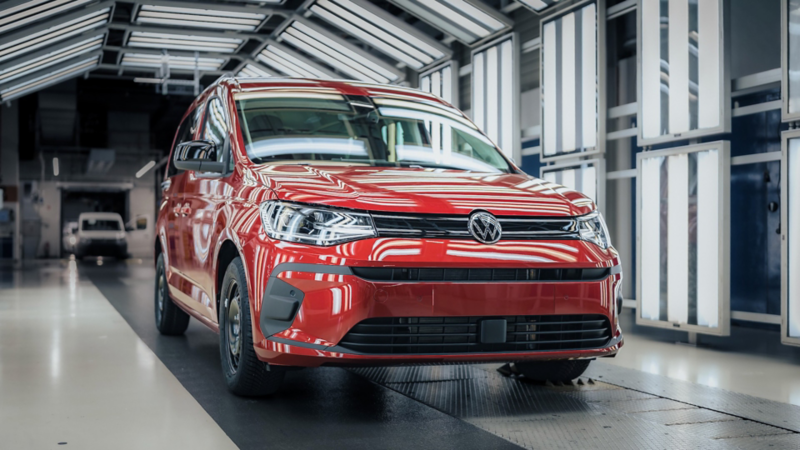 En VW Caddy rullar av fabriksbandet