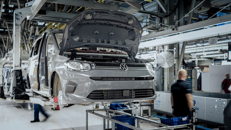 En VW Caddy Cargo byggs i fabriken