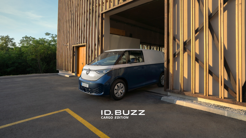 En vitblå VW ID. Buzz Cargo Edition