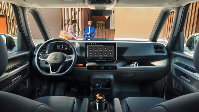 Digital cockpit visar instrumentbräda och ratt i en VW ID. Buzz Cargo elbil