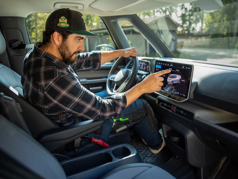 Rörmokaren Pablo Cabala sitter i en VW ID. Buzz Cargo