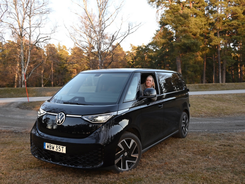 Målaren Mona Espig sitter i en VW ID. Buzz Cargo