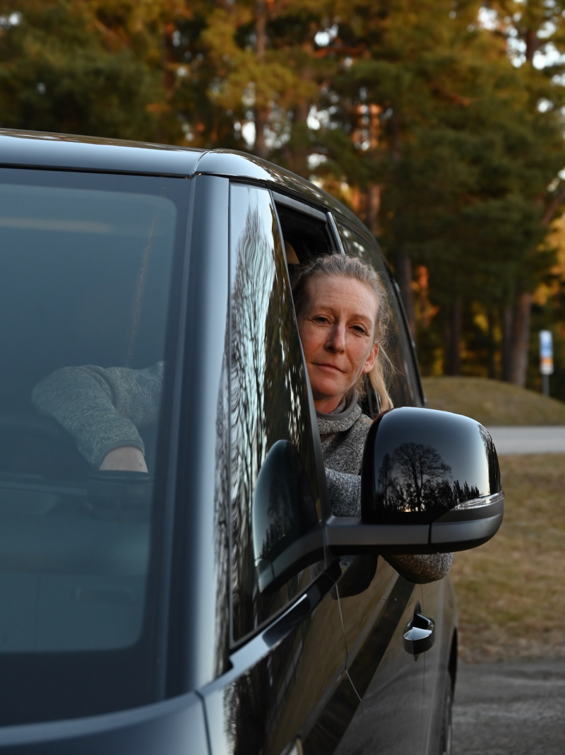 Målaren Mona Espig sitter i en VW ID. Buzz Cargo