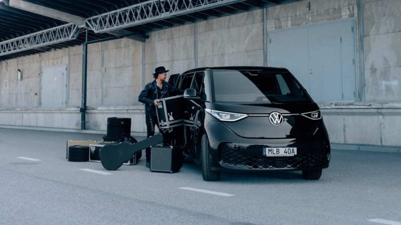 En musiker packar in instrument i en VW ID. Buzz Cargo