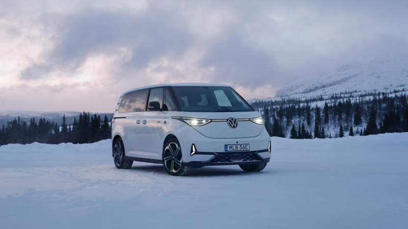 En vit VW ID Buzz GTX Sweden Olympic Edition står parkerad i snön