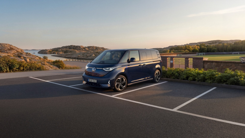 En blå VW ID Buzz GTX Sweden Olympic Edition står på en parkeringsplats