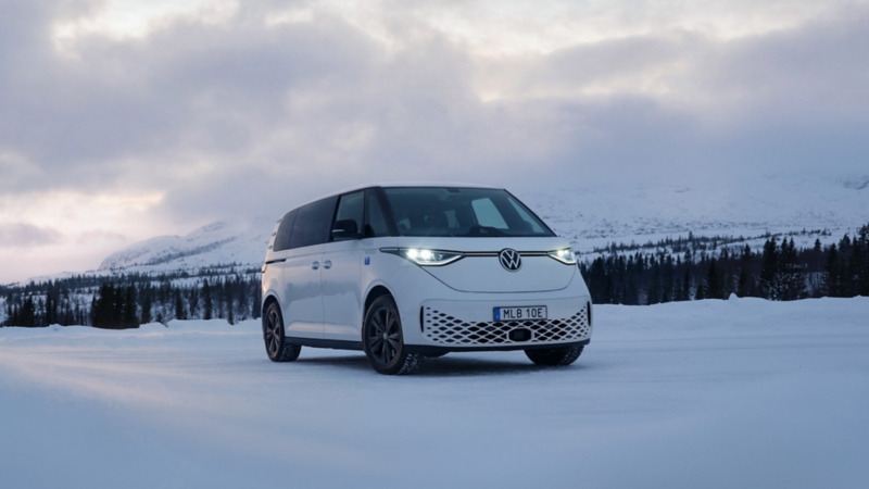 En vit VW ID Buzz Pro Sweden Olympic Edition står parkerad i snön