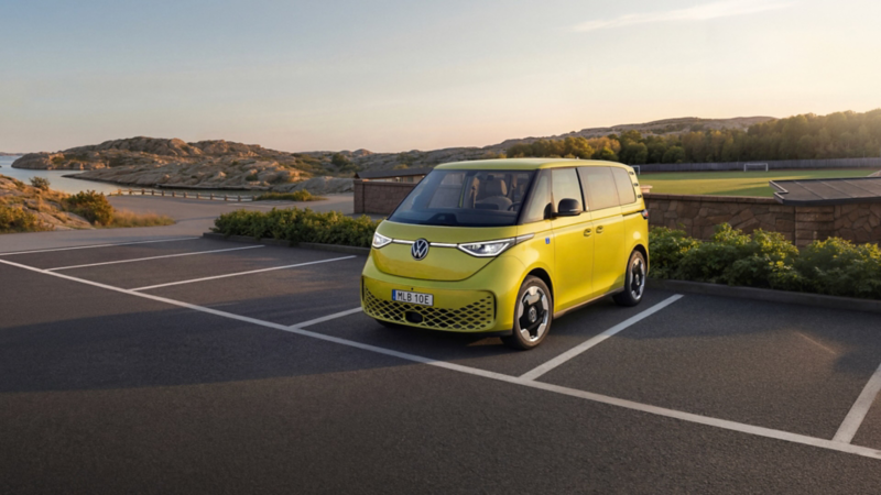 En gul VW ID Buzz Pro Sweden Olympic Edition står på en parkeringsplats